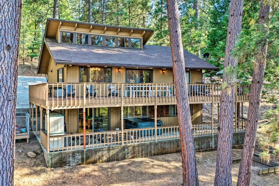 Pine Mountain Cabin with Hot Tub, 2 Mins to Marina! Cabin in Groveland