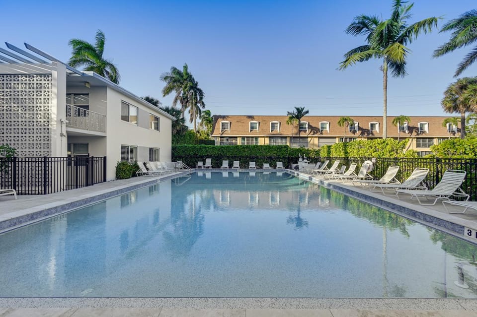 Sleek Coastal Abode: 1 Block to Naples Beach! House in Naples