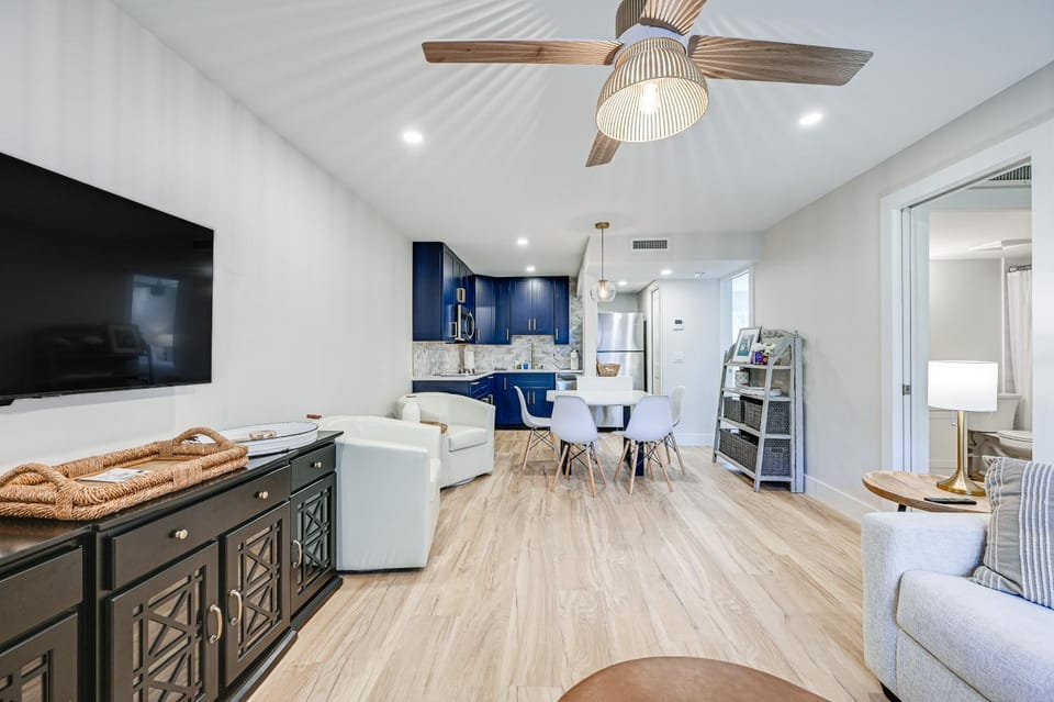 Sleek Coastal Abode: 1 Block to Naples Beach! House in Naples