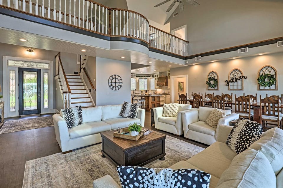 Lavish Lake House, Near Vineyards + Marinas! House in Granbury