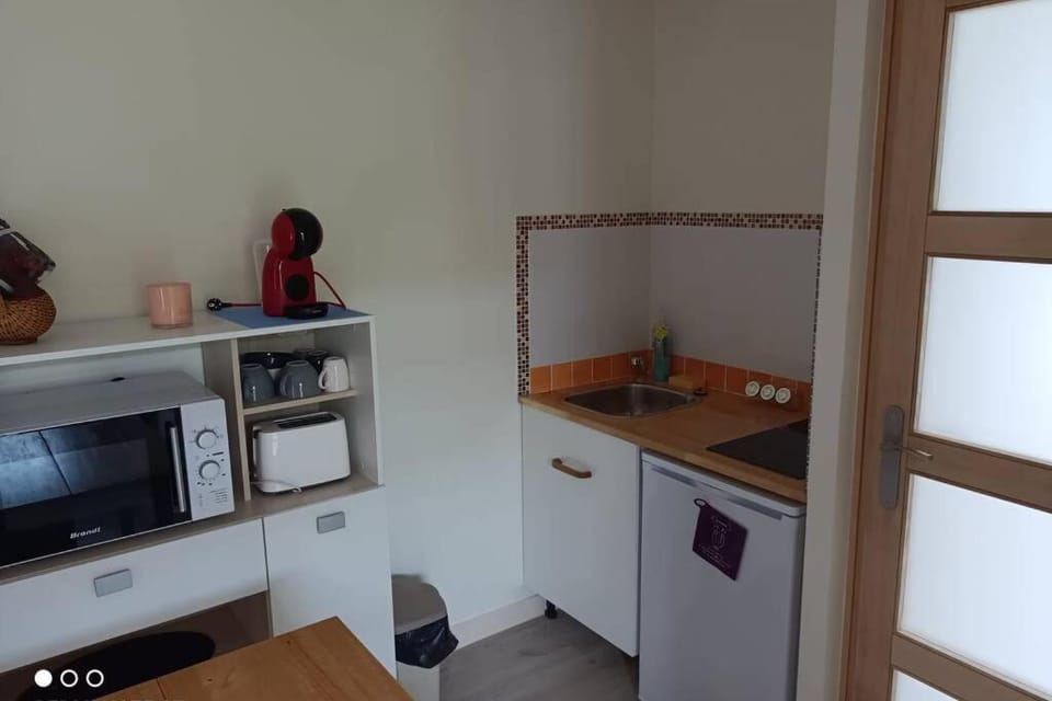 Kitchen or kitchenette, minibar