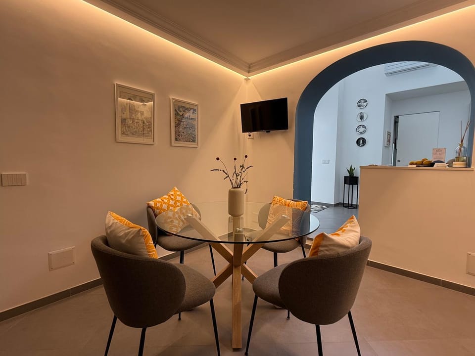Living room, Decorative detail, Dining area