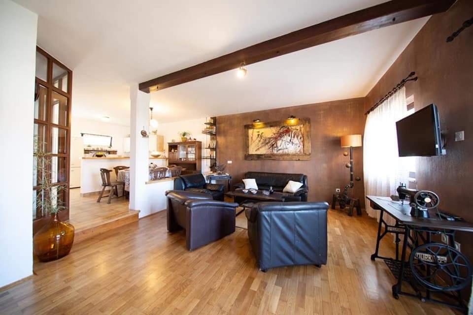 TV and multimedia, Kitchen or kitchenette, Living room, Seating area, Dining area