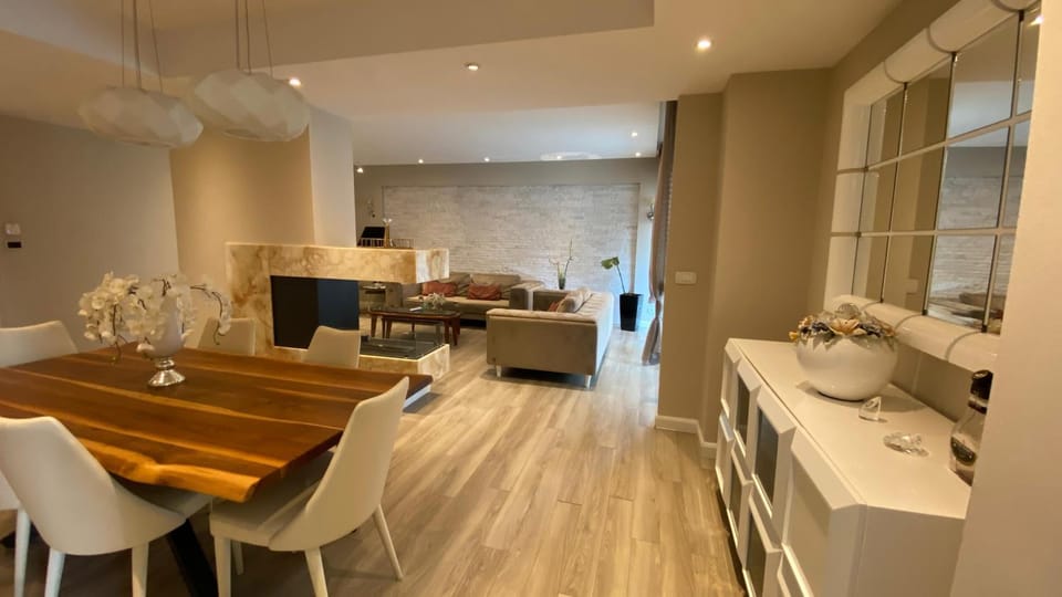 Kitchen or kitchenette, Living room, Seating area, Dining area