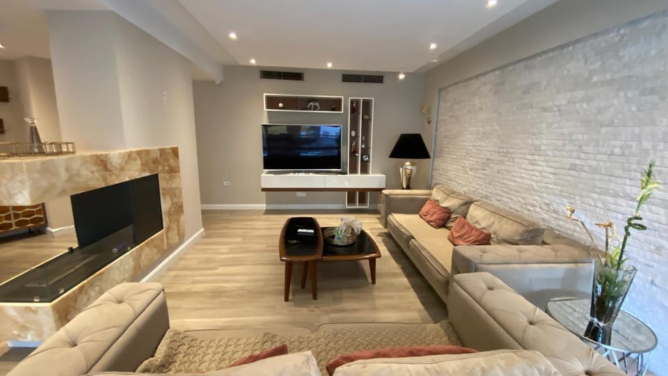 Communal lounge/ TV room, TV and multimedia, Living room, Seating area, Evening entertainment
