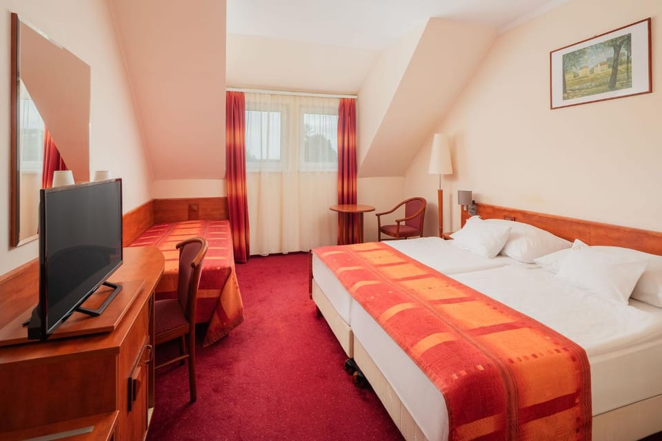 Bed, TV and multimedia, Photo of the whole room, Bedroom