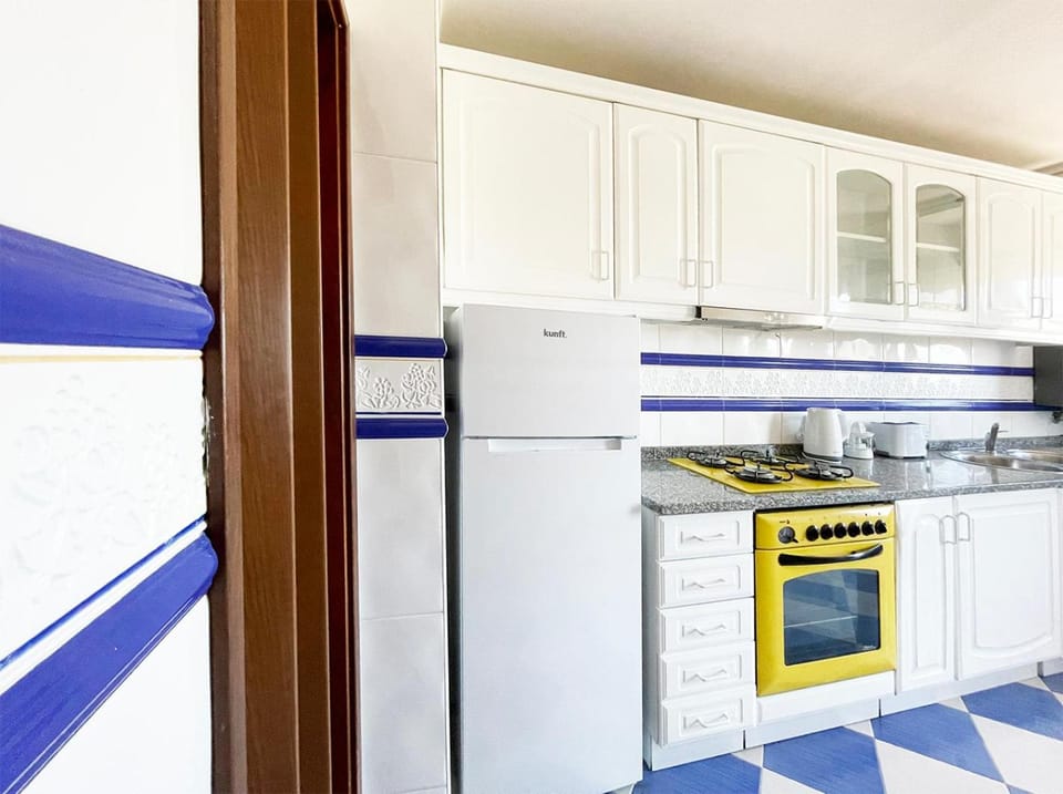 Yellow House Aveiro Smart TV and garage Apartment in Aveiro
