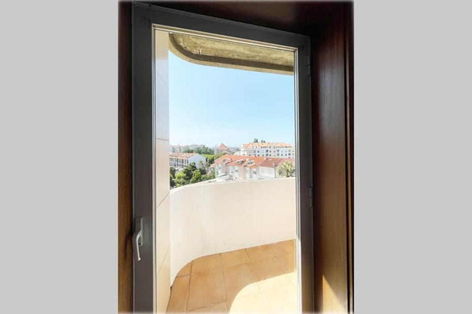 Yellow House Aveiro Smart TV and garage Apartment in Aveiro
