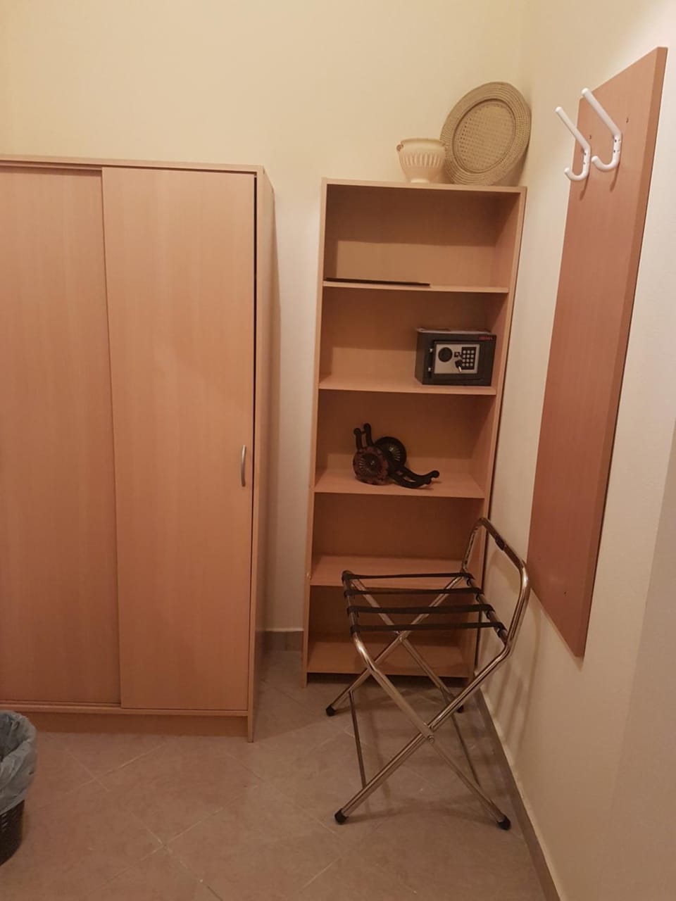 hair dresser, wardrobe