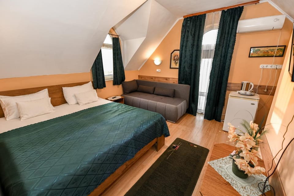 Bed, Kitchen or kitchenette, Living room, Photo of the whole room, Seating area, Bedroom, air conditioner