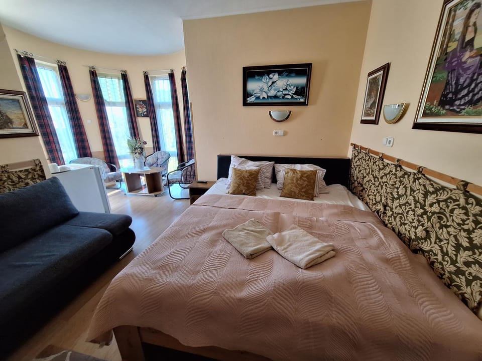 Bed, TV and multimedia, Living room, Photo of the whole room, Seating area, Bedroom, towels