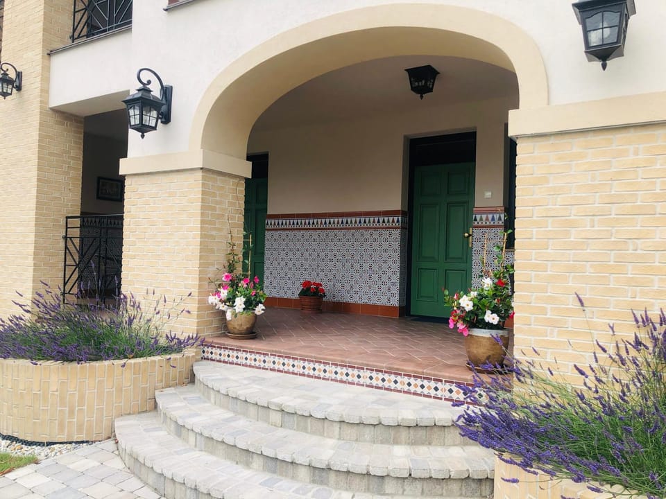 Facade/entrance