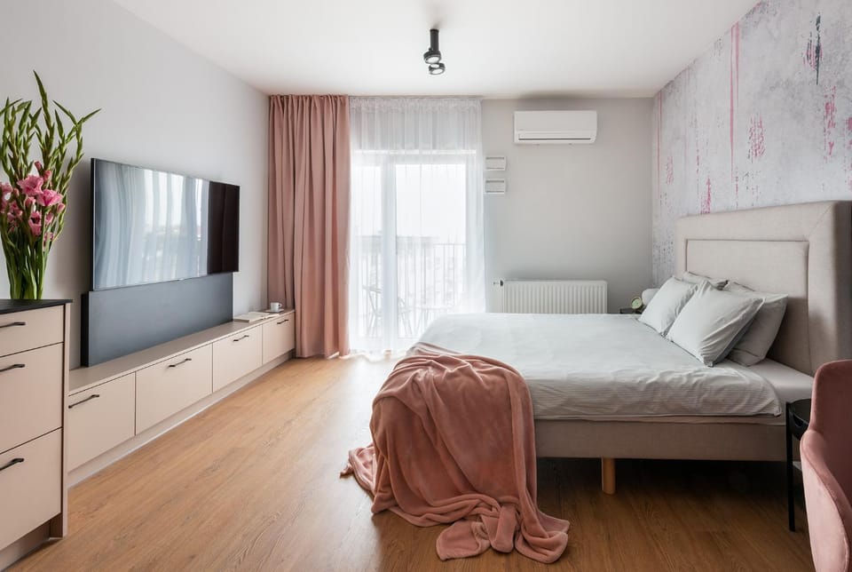 Bed, TV and multimedia, Bedroom