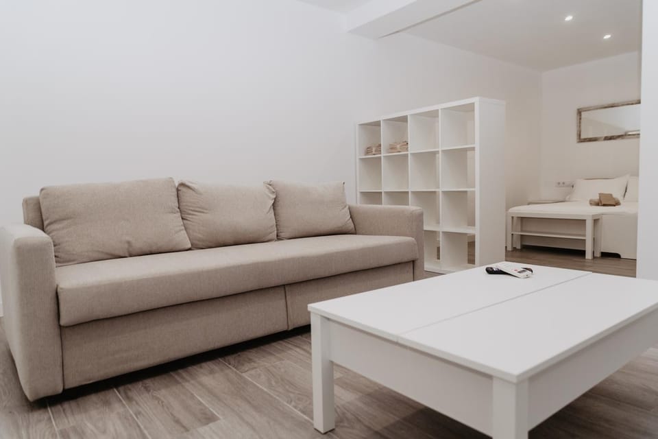 Communal lounge/ TV room, Bed, Living room