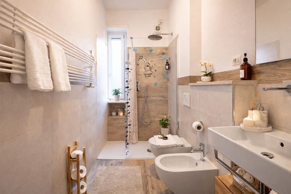 Shower, Toilet, Bathroom, bidet, towels