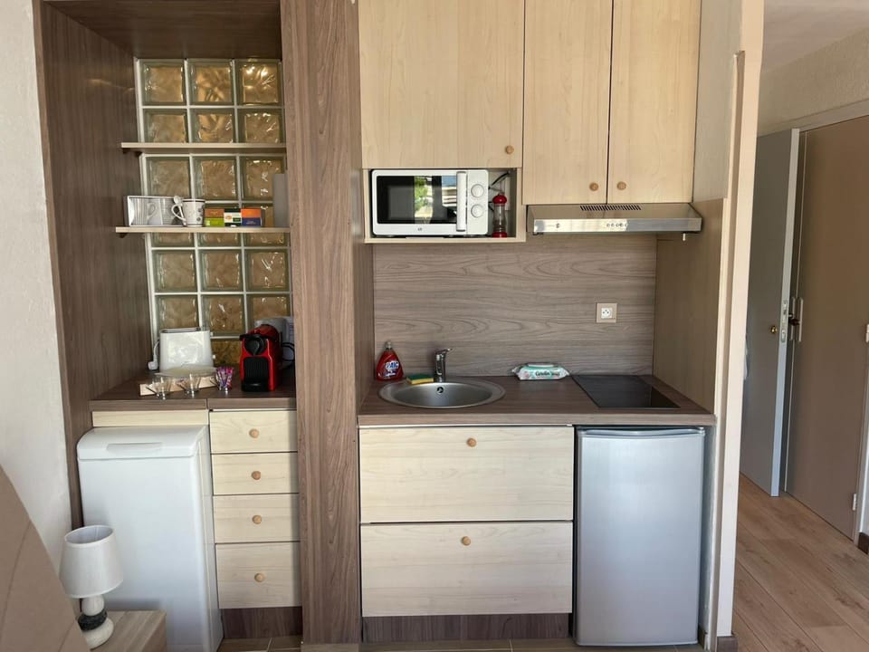 Coffee/tea facilities, Kitchen or kitchenette, stove