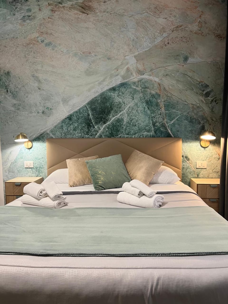 Bed, Photo of the whole room, Decorative detail, Bedroom