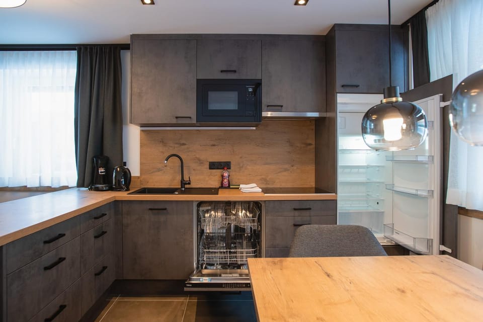 Kitchen or kitchenette, Dining area, dishwasher, minibar, stove