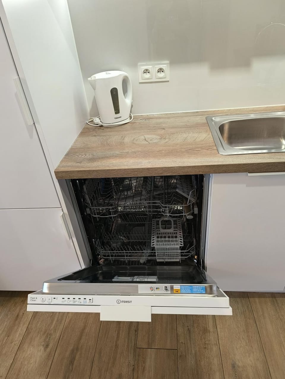 Kitchen or kitchenette, dishwasher