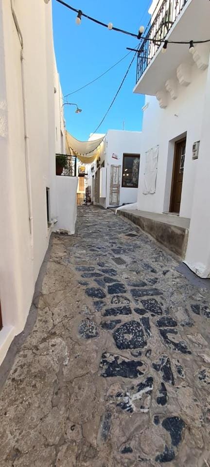 Facade/entrance, Neighbourhood