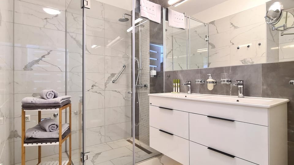 Shower, Bathroom, towels