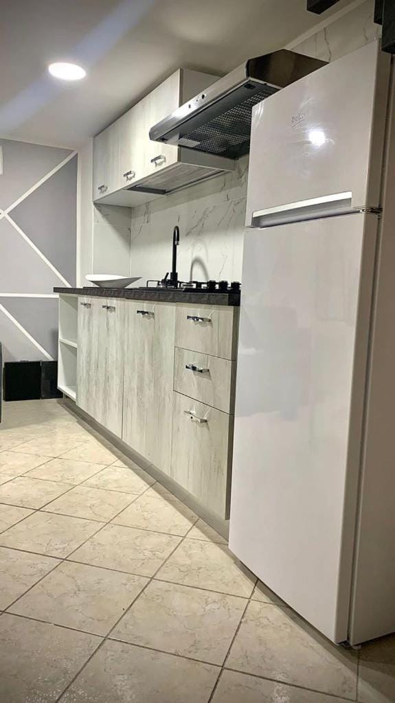 Kitchen or kitchenette, minibar, stove