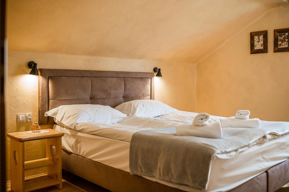 Bed, Bedroom, towels