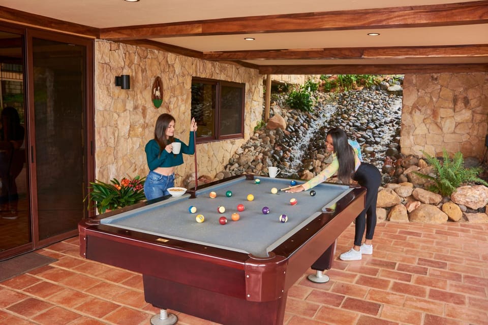 Billiard, Game Room