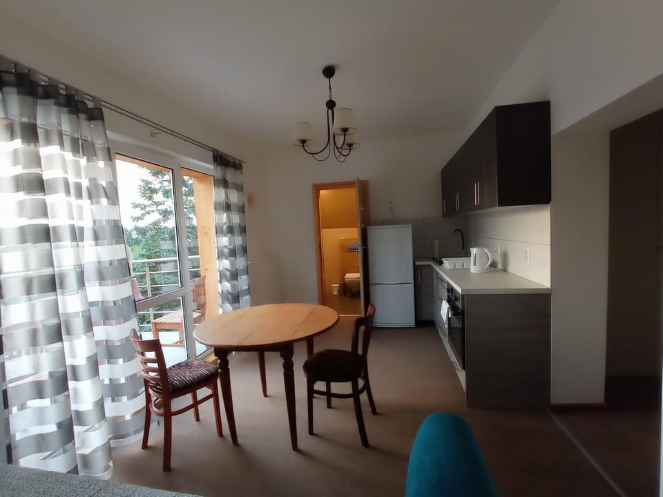 Kitchen or kitchenette, Seating area