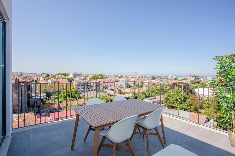 View (from property/room), Balcony/Terrace, City view, Landmark view