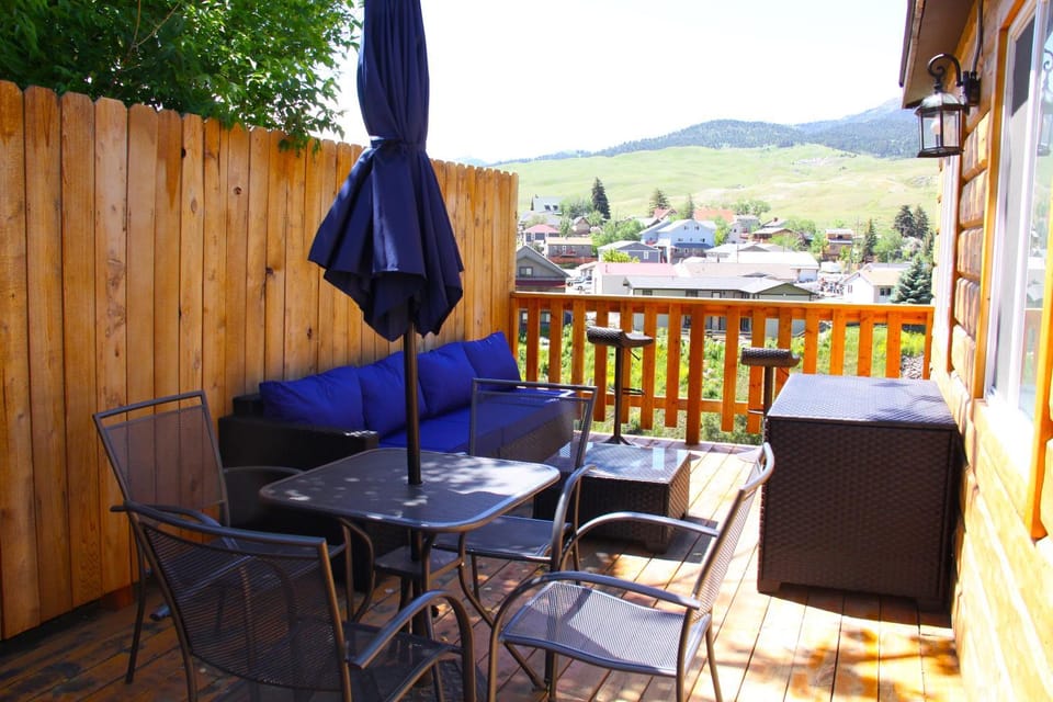 Yellowstone Treasure Guesthouses on the River House in Gardiner