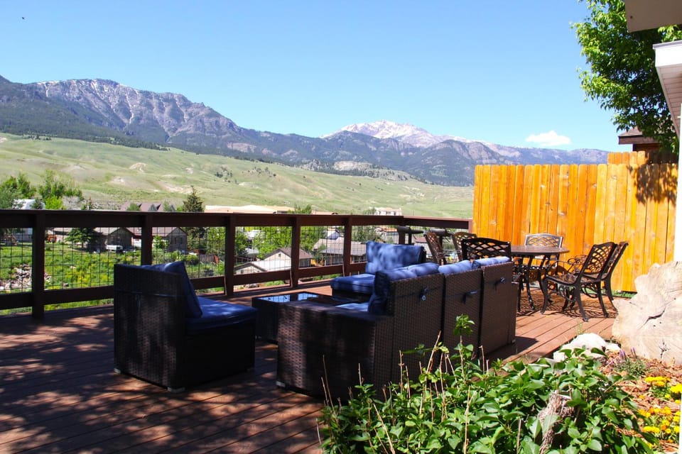 Yellowstone Treasure Guesthouses on the River House in Gardiner