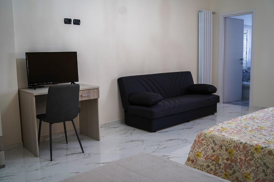 Bed, Photo of the whole room, Seating area, Bedroom