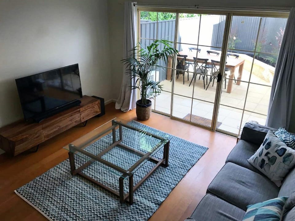 Patio, TV and multimedia, View (from property/room), Balcony/Terrace, Living room, Seating area, Dining area