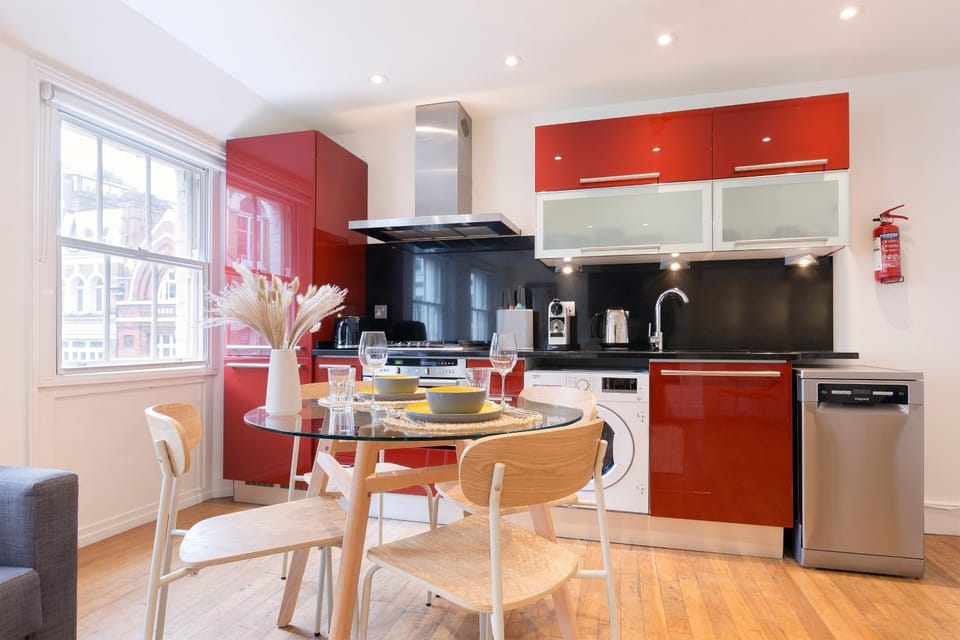 Kitchen or kitchenette, Dining area