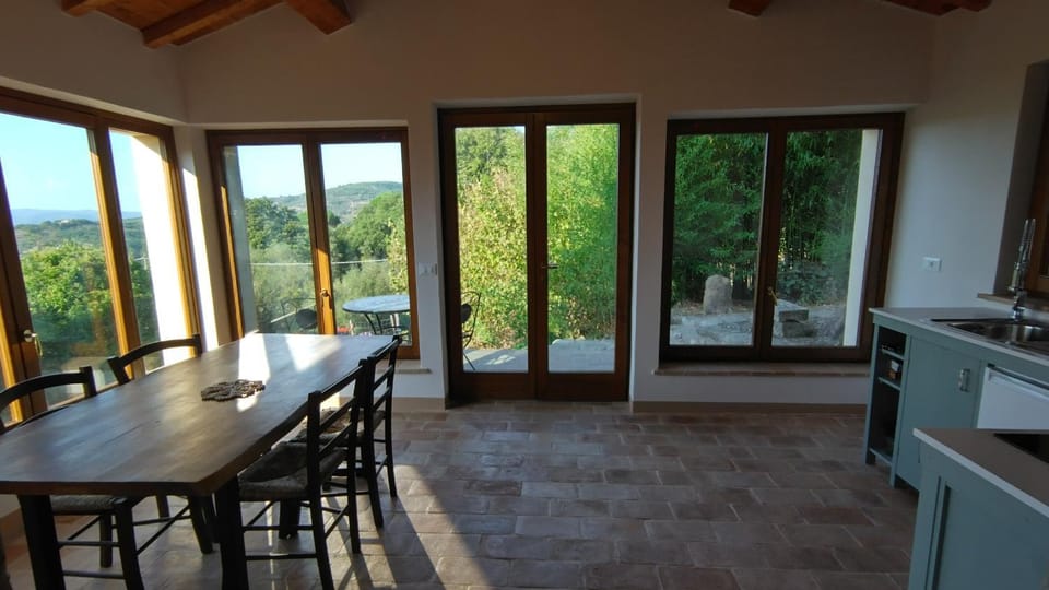 View (from property/room), Kitchen or kitchenette, Dining area, Mountain view