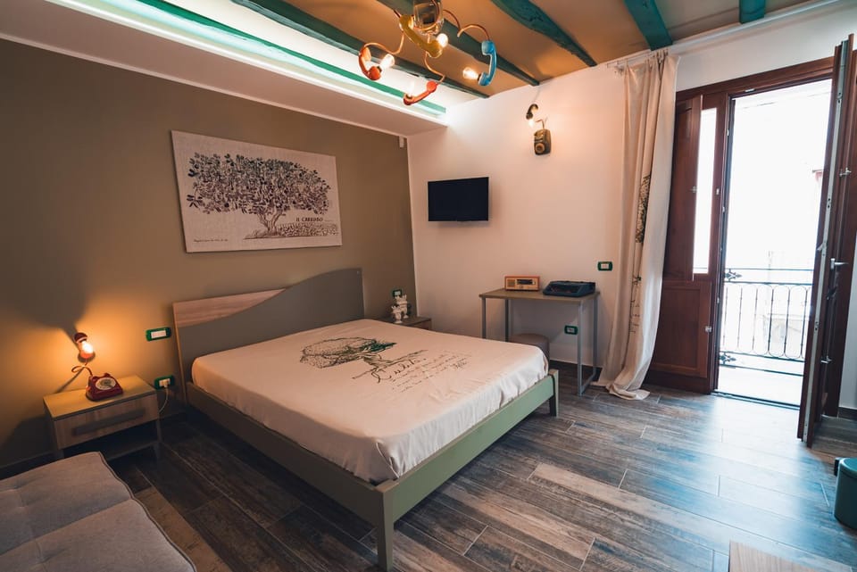Bed, TV and multimedia, Photo of the whole room, Bedroom