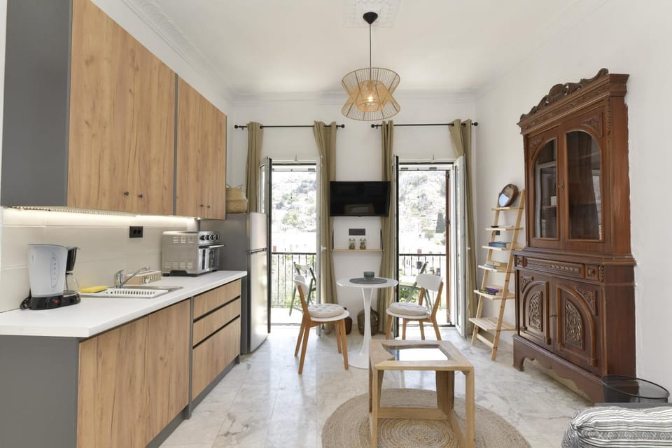 Kitchen or kitchenette, Seating area, Dining area