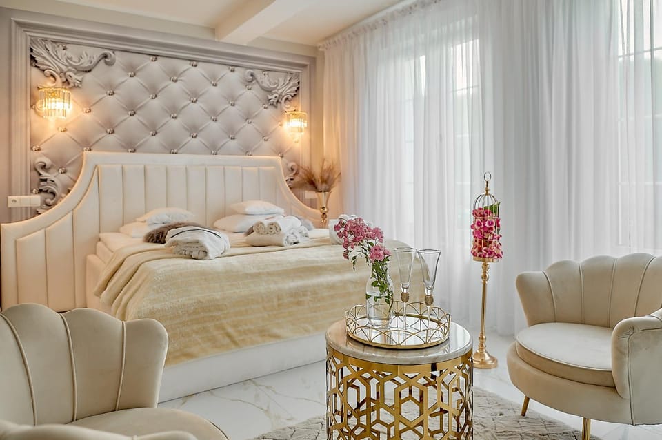 Bed, Photo of the whole room, Seating area, Bedroom