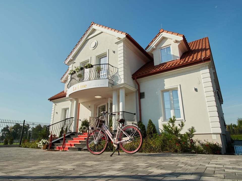 Property building, Day, Windsurfing, Windsurfing, Cycling