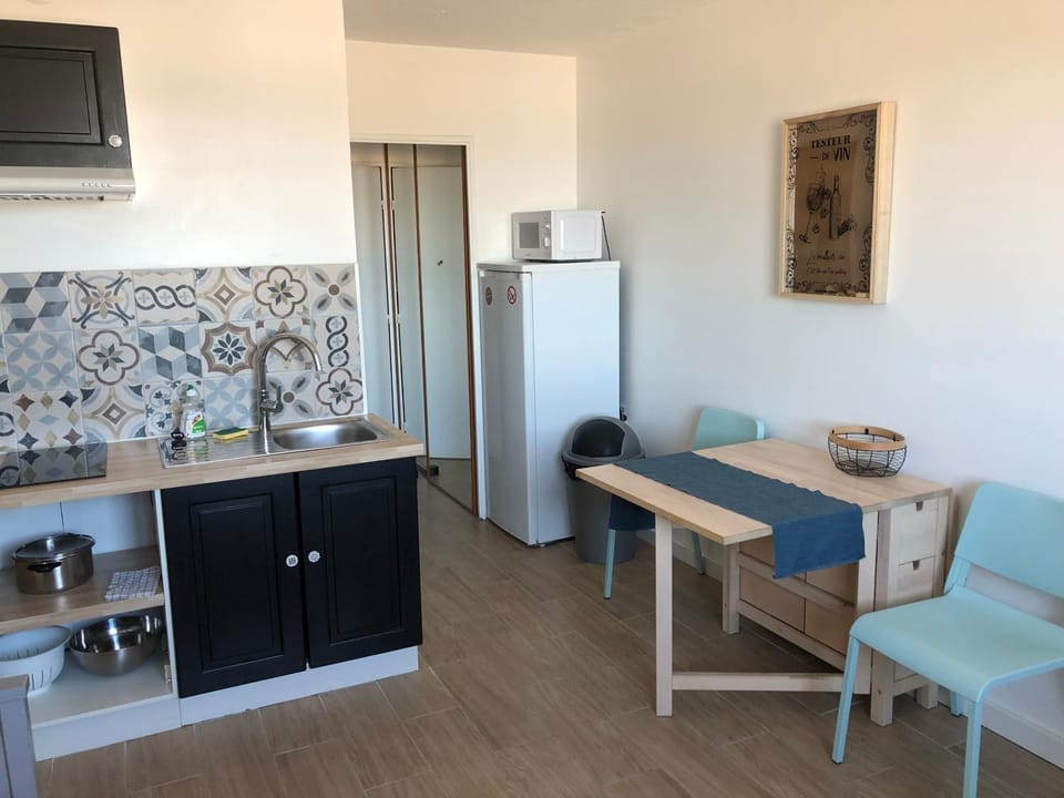 Kitchen or kitchenette, minibar