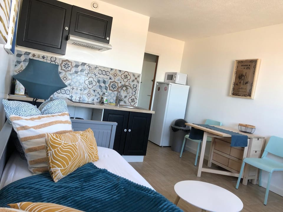 Kitchen or kitchenette, microwave, minibar