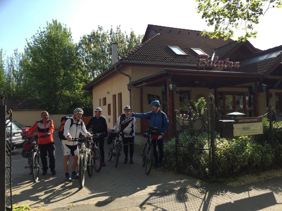 Facade/entrance, group of guests