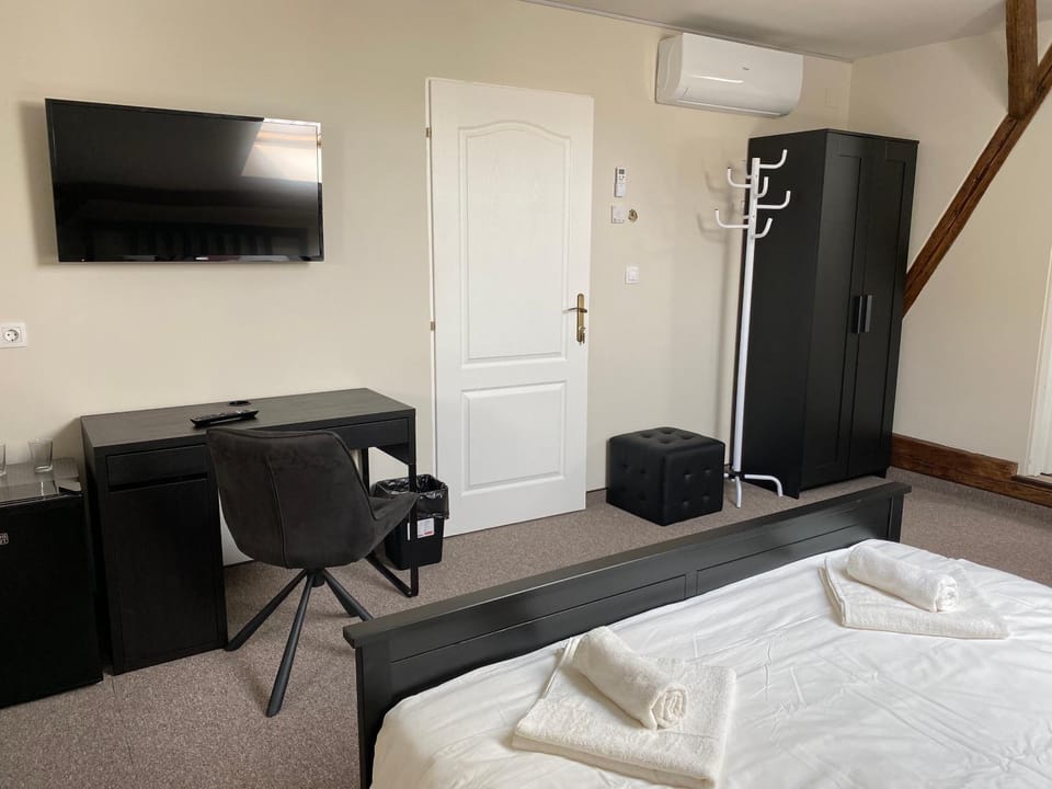 Bed, TV and multimedia, Photo of the whole room, Seating area