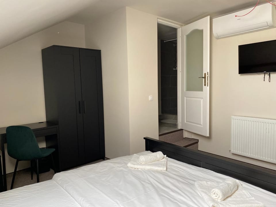 Bed, TV and multimedia, Photo of the whole room
