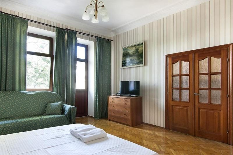 Bed, TV and multimedia, Photo of the whole room, Bedroom, towels