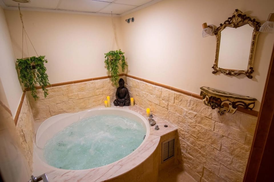 Hot Tub, Massage, Spa and wellness centre/facilities