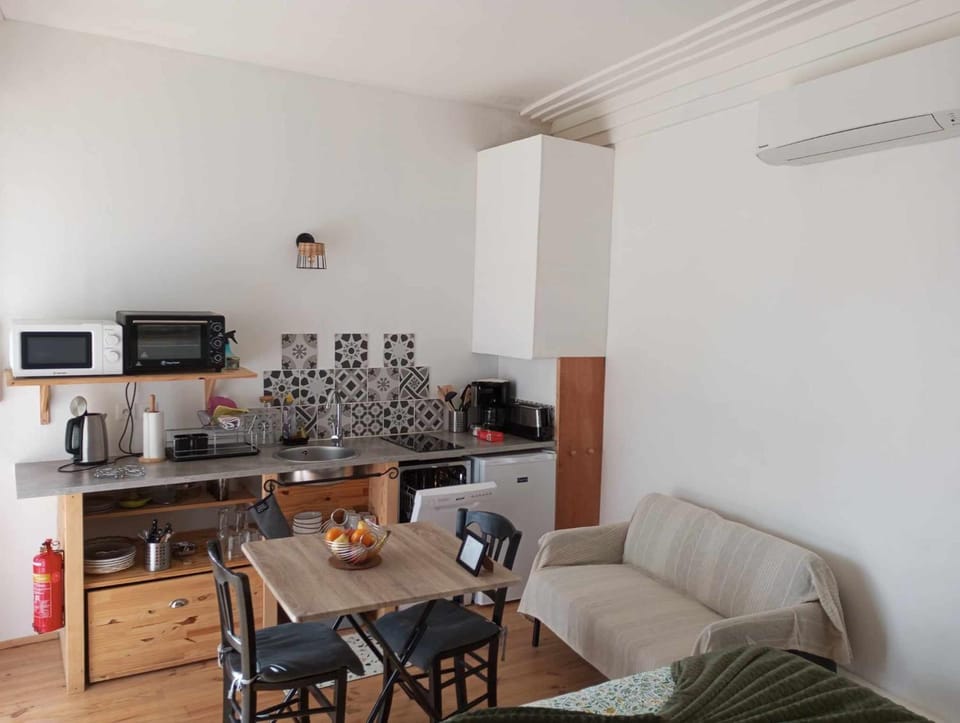 Kitchen or kitchenette, Dining area, pet friendly, stove, toaster