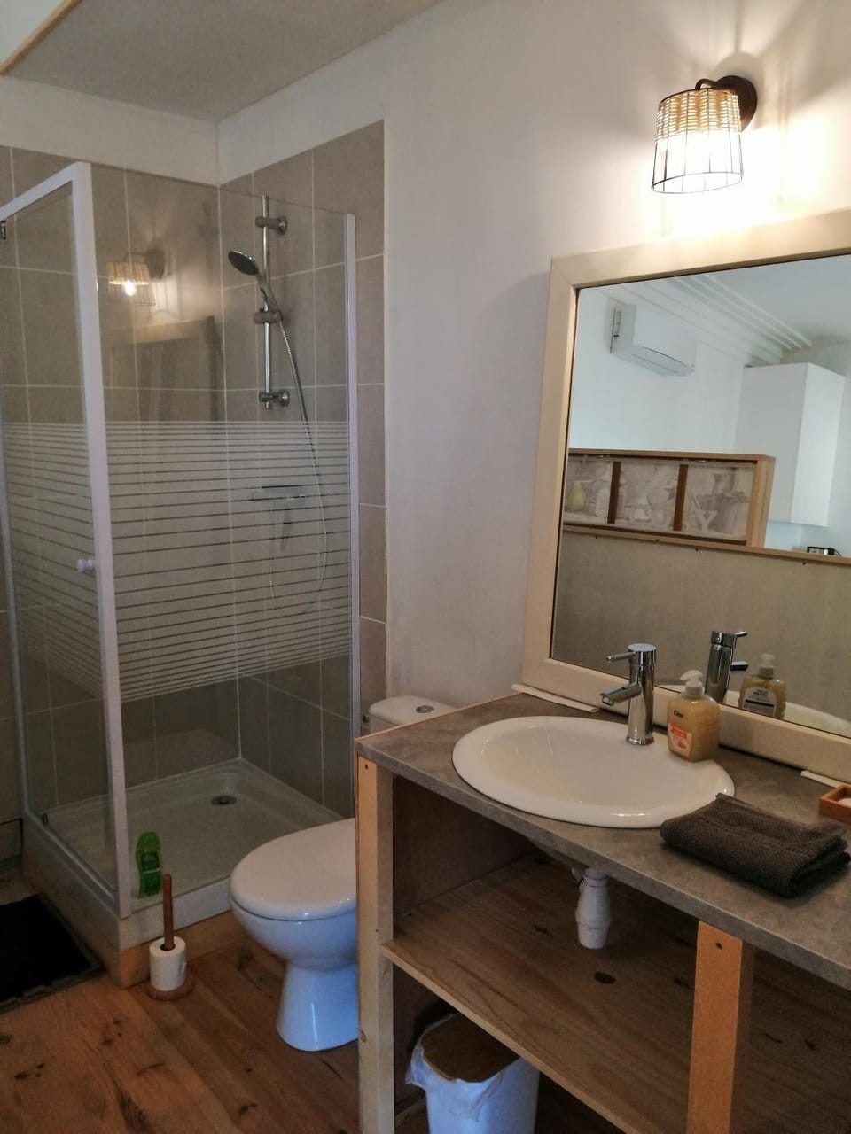 Shower, Toilet, Bathroom, towels