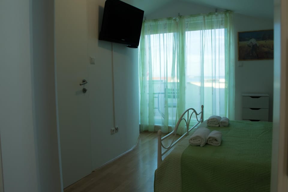 Bed, TV and multimedia, Bedroom, Sea view